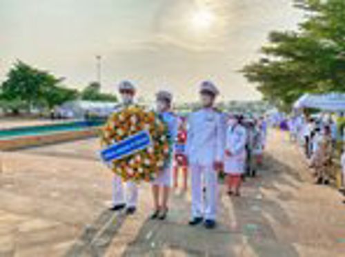 สำนักงาน กสทช. เขต 31 ร่วมประกอบพิธีวางพวงมาลาถวายสักการะพระบรมราชานุสาวรีย์สมเด็จพระนเรศวรมหาราช เนื่องในวันคล้ายวันสวรรคต ณ จังหวัดลำปาง