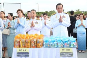 พิธีทำบุญตักบาตรอาหารแห้ง 