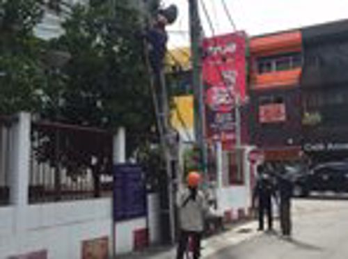 สำนักงาน กสทช. เขต 32 ลงพื้นที่ติดตามการจัดระเบียสายสื่อสารในพื้นที่อำเภอเมือง จังหวัดลำพูน
